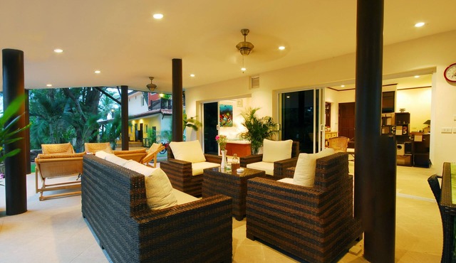 Charming villa in tropical garden, facing the pool, 50 meters from the beach in Tambon Mae Nam
