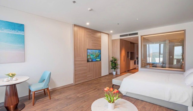 Chic 1-bedroom apartment with AC, walk to beach, WiFi in wonderful Hạ Long Bay