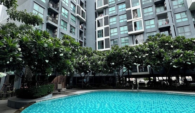 Condo pool gym wifi big shopping mall boat train bus 5 min by walk night market in Krung Thep Maha Nakhon