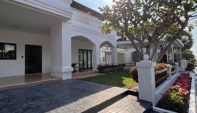 Cozy beach access 3-bedroom villa in gorgeous Sattahip with cool AC breeze in Sattahip