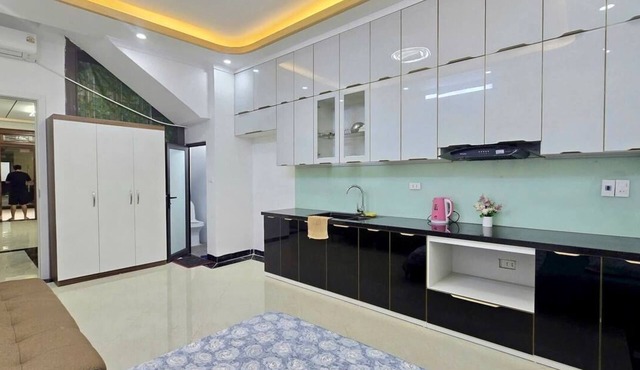 “Cozy Ground Floor Apartment w/Kitchen, Sofa & Elevator – Tay Ho”