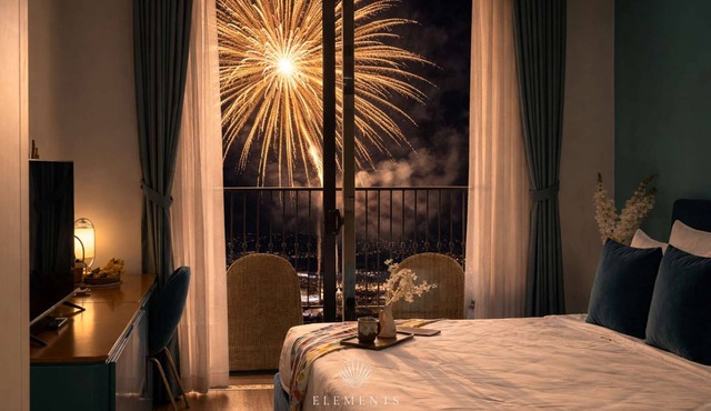 Daily Fireworks! Oceanview Residence with Skypool & Gym Access