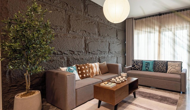 District 1's Serene Sanctuary, 2Bedrooms (3beds), 2WCs, Sky pool, Gym