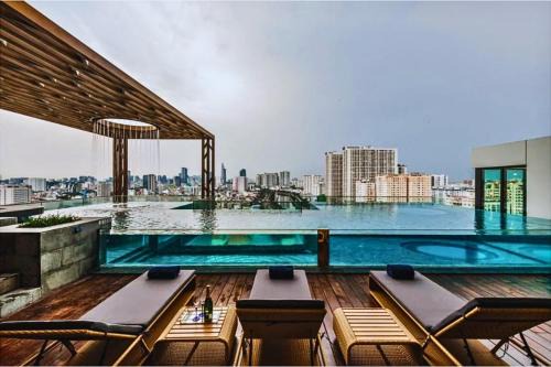 Dream Stay Infinity Pool, Cozy 2BR Distric 1
