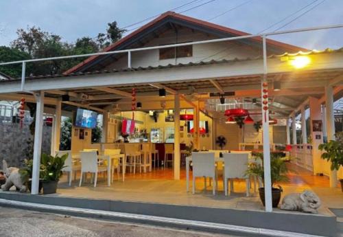 Elephant Inn Sports Bar in Ban Sakhu