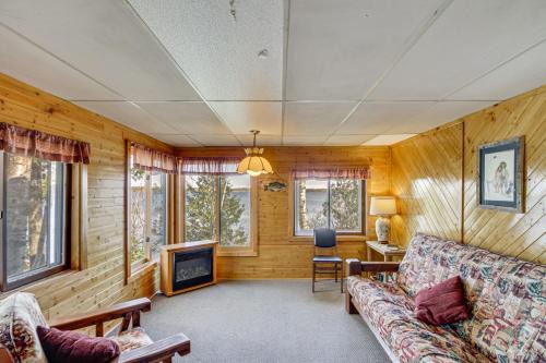 Endless Fun! Lakefront Cabin at Birch Haven Resort in Tenstrike