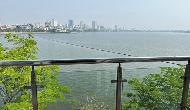 Fabulous Studio with Romantic Lake Views.