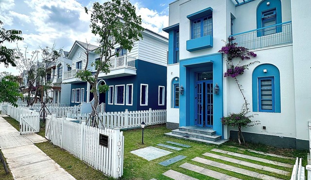 Family Comfort in Style – 4 Bedroom Santorini Villa Made for Togetherness in Thành phố Phan Thiết