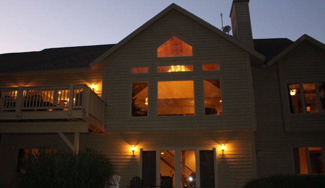 GORGEOUS LARGE HOME WITH HOT TUB!Golden Tee & Foosball Table! in Galena
