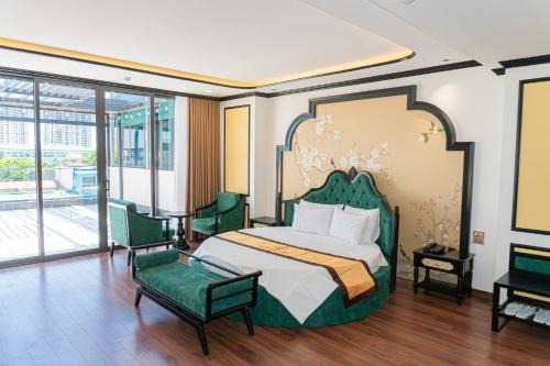 Grand Luxury Hotel