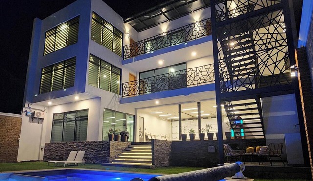 Group-friendly house with a heated pool, hot tub, and movie theater in Atlixco, Puebla in Pueblos Mágicos
