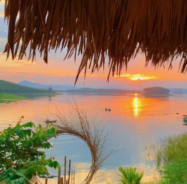 Hường Lake View Homestay