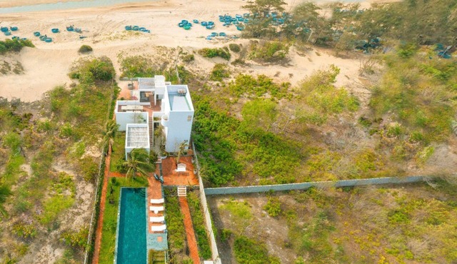 Hồ Lân Retreat - Beachfront Villa 4BRS with Private Pool