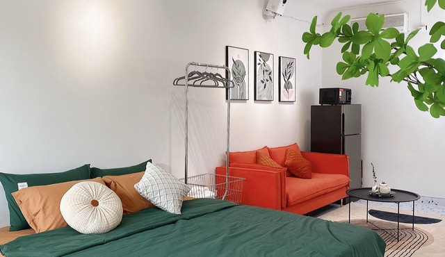 Hanoi Train Street Apartment - Full of Light Home for 4 Guests - 24h Food Street