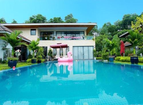 Happy Villa Owner