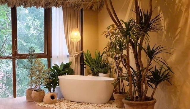 Hideout: Romantic Bathtub Escape at Old Quarter