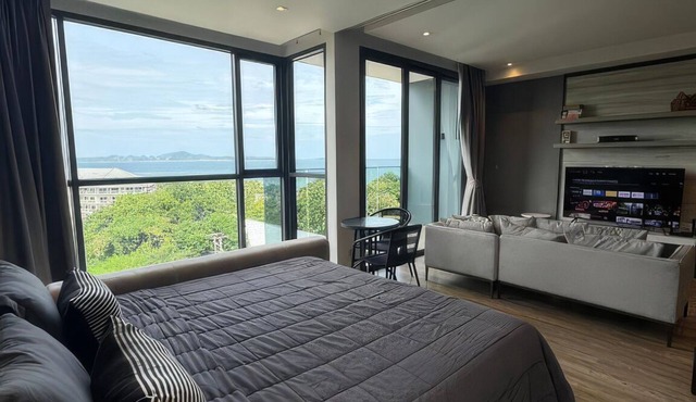 High end condo in popular area with an amazing sea view, 2 min from the beach in Bang Lamung