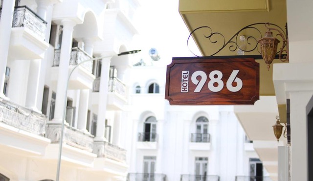 HOTEL 986