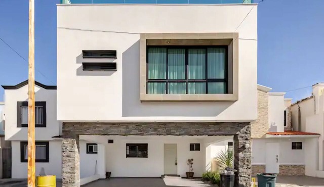 House in Apodaca, Gated Community, WiFi, Sleeps 6, with Terrace in Ciudad Apodaca
