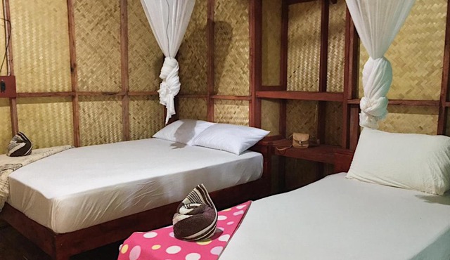 Hutyee Boat Bungalow in Ko Lanta