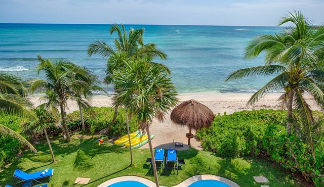 Jade Bay classic beachfront villa with pool, AC and WiFi! in Akumal