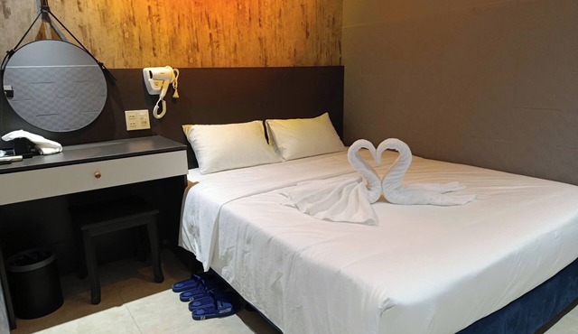 Japan Luna Hotel Binh Duong -BAYLUXURY
