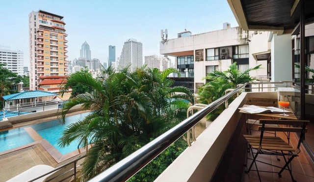 King Bed, Park, BTS 5min | Free Parking, Fast WiFi in Khlong Toei