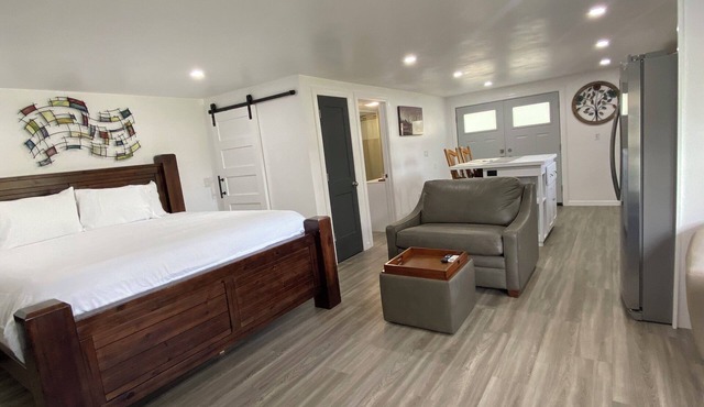 King Size Bed Studio Apartment With Screen Room in Cocoa