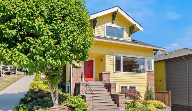 Lake & Space Needle Views AC Large Groups Charming Classic Craftsman! in Seattle