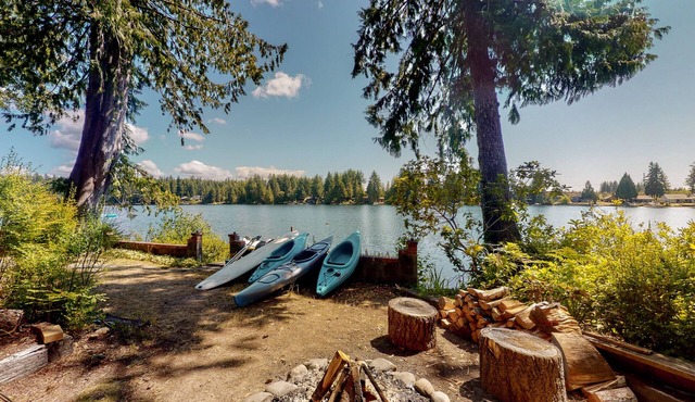 Lakefront retreat with hot tub, private dock and stunning water views in Grapeview