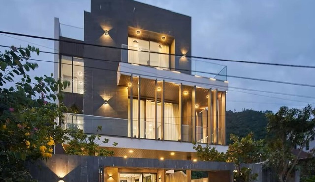Large luxury villa, 5 bedrooms, huge pool, steps to beach, mountain views
