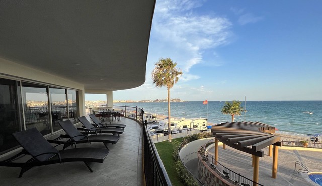 Luxurious former model - 4 bed/4 bath/4 pools wrap around balcony in Puerto Peñasco