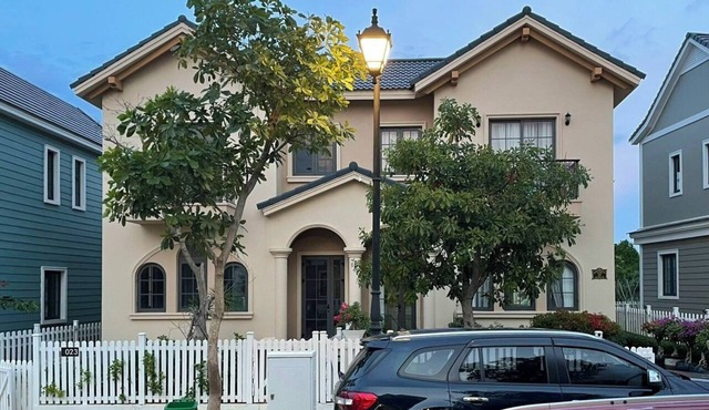 Luxurious Lake-sided Villa, 5 minutes to Novaworld Beach, Family-sized with Pool