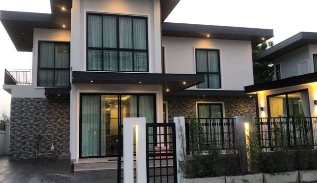 luxury 5-bedroom private pool villa-modern ,spacious holiday stay for group.