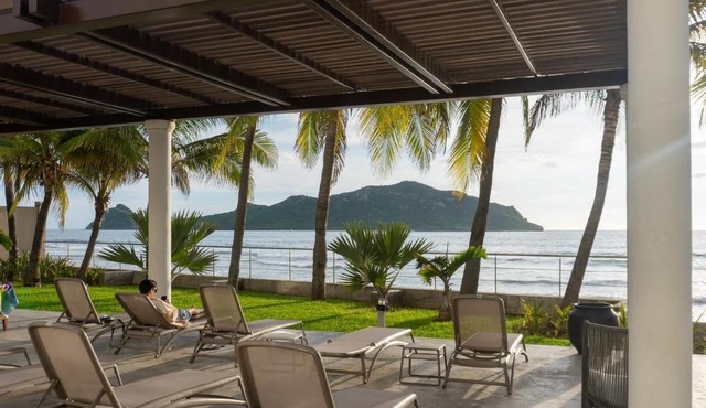 Luxury condo with balcony and front ocean view - CM806 in Mazatlán
