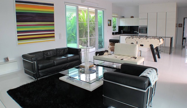 Luxury house in a quiet and charming area. 10 minutes drive to town and beaches