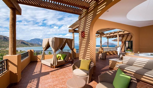 Luxury Oceanfront Penthouse, Sleeps 10, Private Hot Tub in Ensenada Blanca Loreto