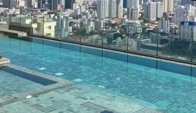 Luxury one bedroom condo, Rooftop Pool, EMQUARTIER bts, Free Airport pick up in Bangkok