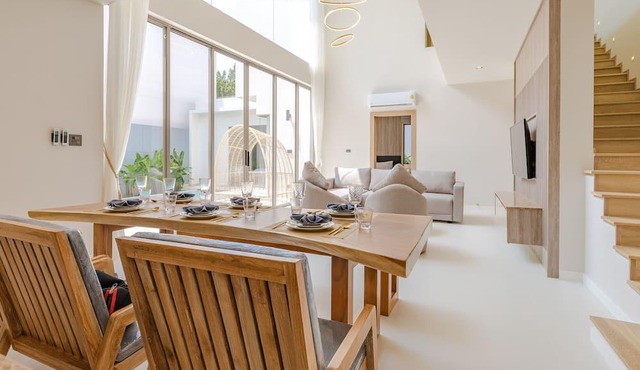 Luxury pool villa - 5 bedrooms, parking, and pool in Phuket