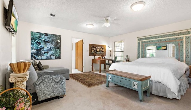 Luxury Private Ranch DUPLEX Peaceful, beautiful, safe, clean - Paradise found! in HAMILTON