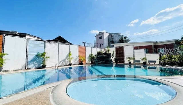 Luxury Suite · Cozy King Bed + Pool @Train Station