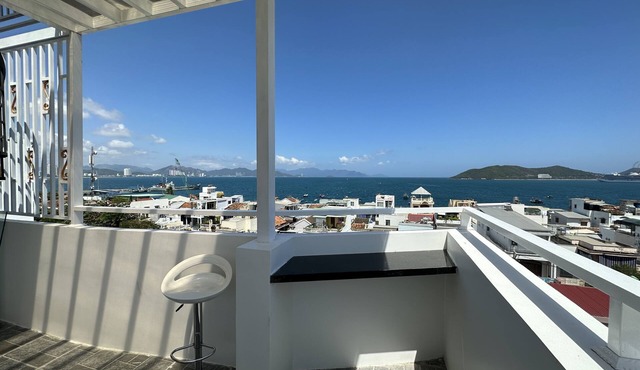 Luxury Villa w/Ocean view, Garage, Gym and Rooftop Bar - 5 min walk from beach!