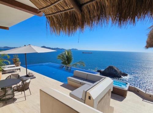 Luxury villa with 6 bedrooms up to 14 adults and 4 children at La Punta with private c h e f, daily housekeeping and gym in Manzanillo
