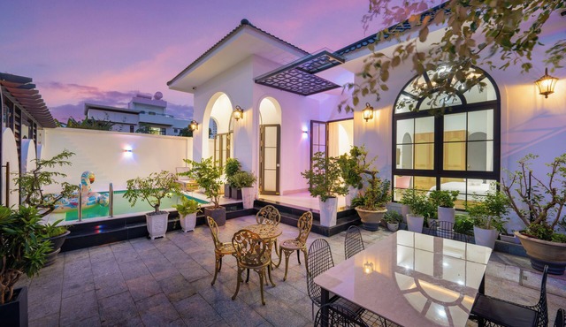 Luxury Villa with amazing swimming pool and large garden 5’ to Han river & beach