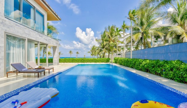 Luxury Villas in Da Nang for Large Groups: Beachfront, Golf & Family Friendly