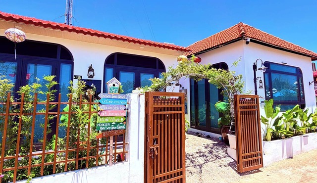 Maison Tran Beach Homestay in Đông Sơn