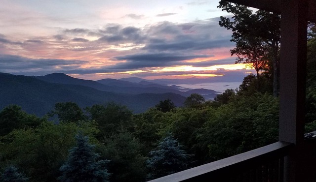 Million $$ Home, Elevator, View of Big Bald, Hot Tub, Sleeps up to 12 in Mars Hill