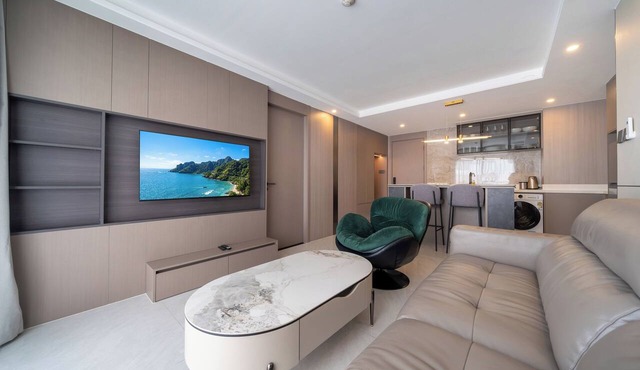 Modern 2BR Apt near Bangtao Beach - Pool - Gym & WiFi in Choeng Thale