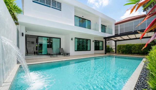 Modern 4-Bedroom in Patong Private Pool Holiday Villa Core Resort Area Sleeps 8 People Walking Distance to the Beach and Nightlife Area in Patong Beach