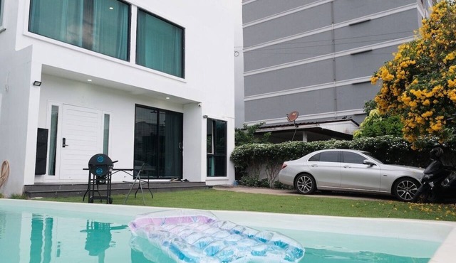 Modern Private Pool Villa in Sukhumvit (Padma Pool Villa) in กรุงเทพมหานคร